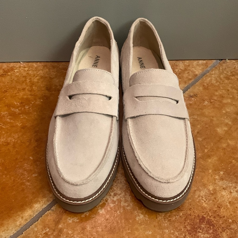 Anne Klein Women's Emmylou Loafer Flat, beige, size 8.